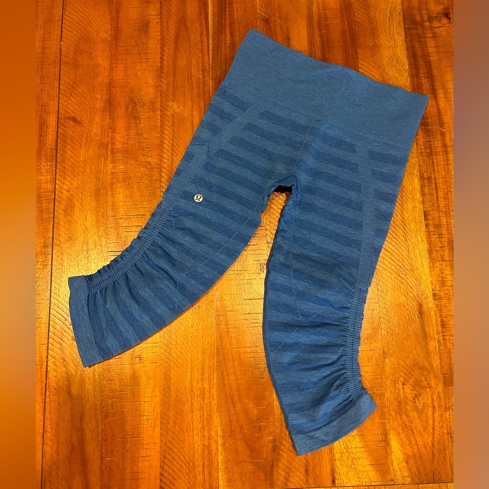 Lululemon Blue Cropped Leggings size 4 SLIMMING!!